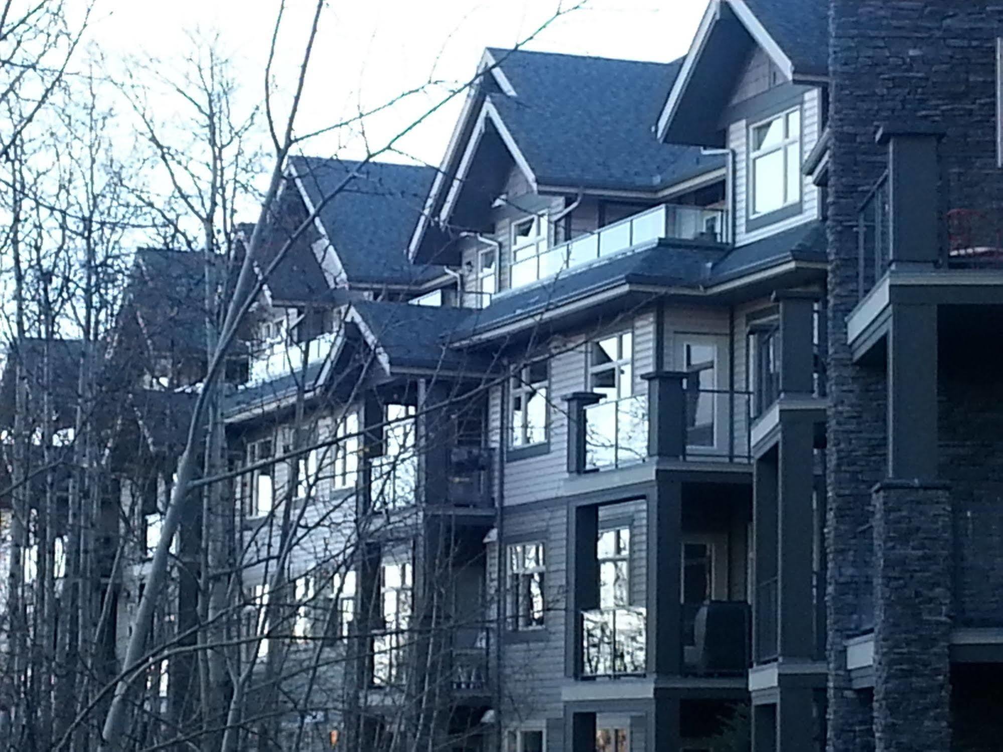 YYC Pinnacle Inn & Suites Aspen מראה חיצוני תמונה