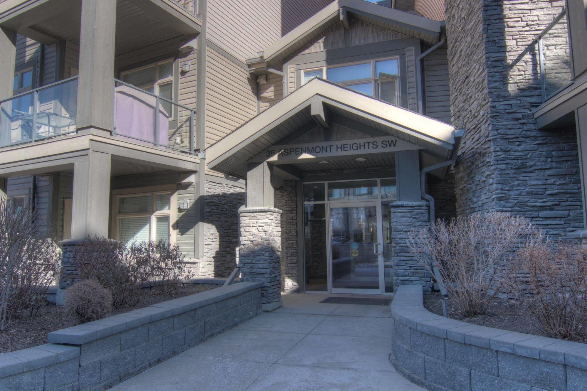 YYC Pinnacle Inn & Suites Aspen מראה חיצוני תמונה