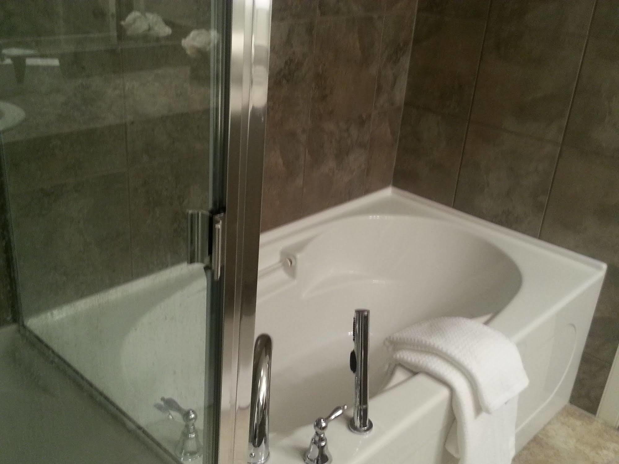 YYC Pinnacle Inn & Suites Aspen מראה חיצוני תמונה