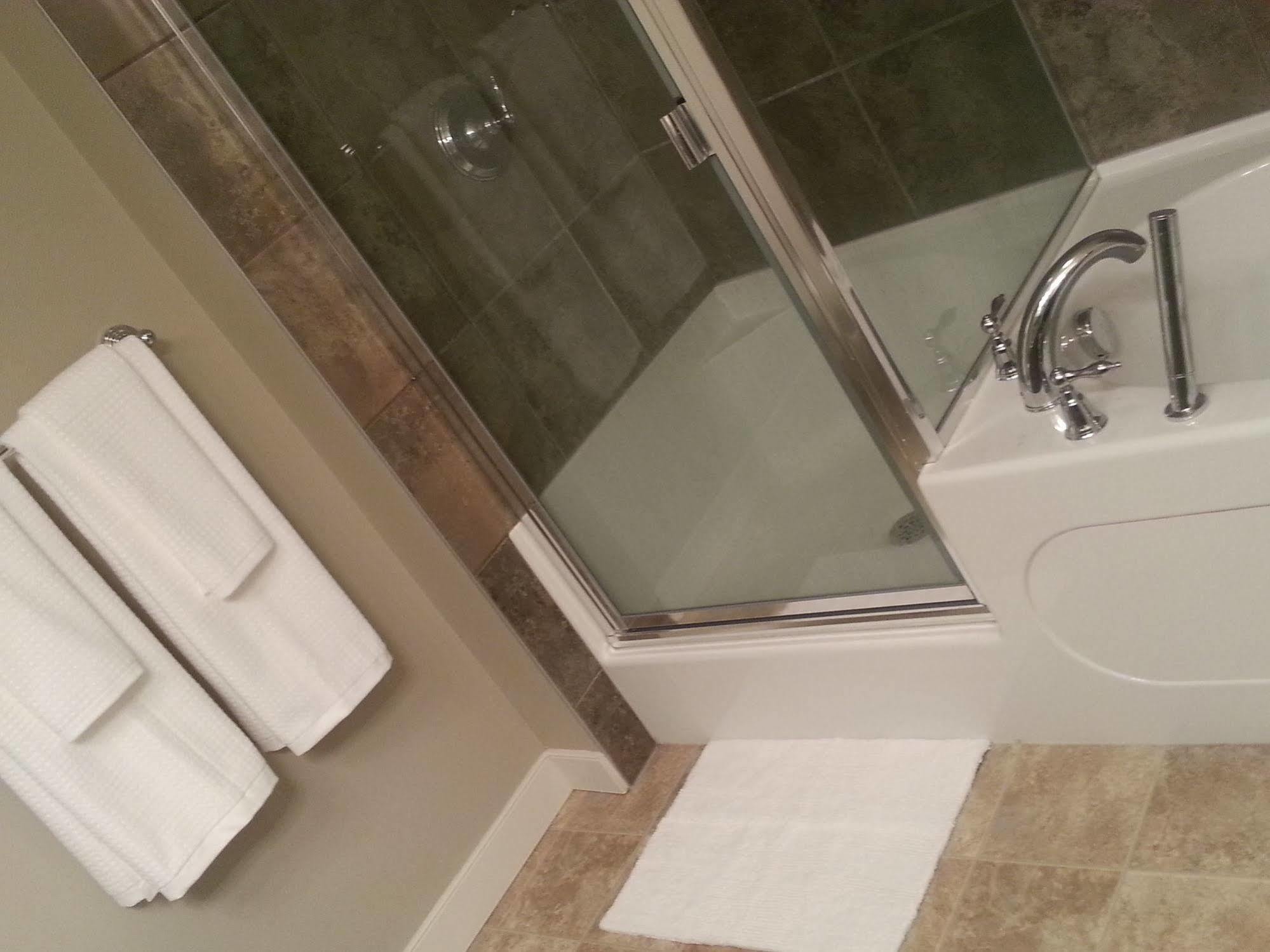YYC Pinnacle Inn & Suites Aspen מראה חיצוני תמונה