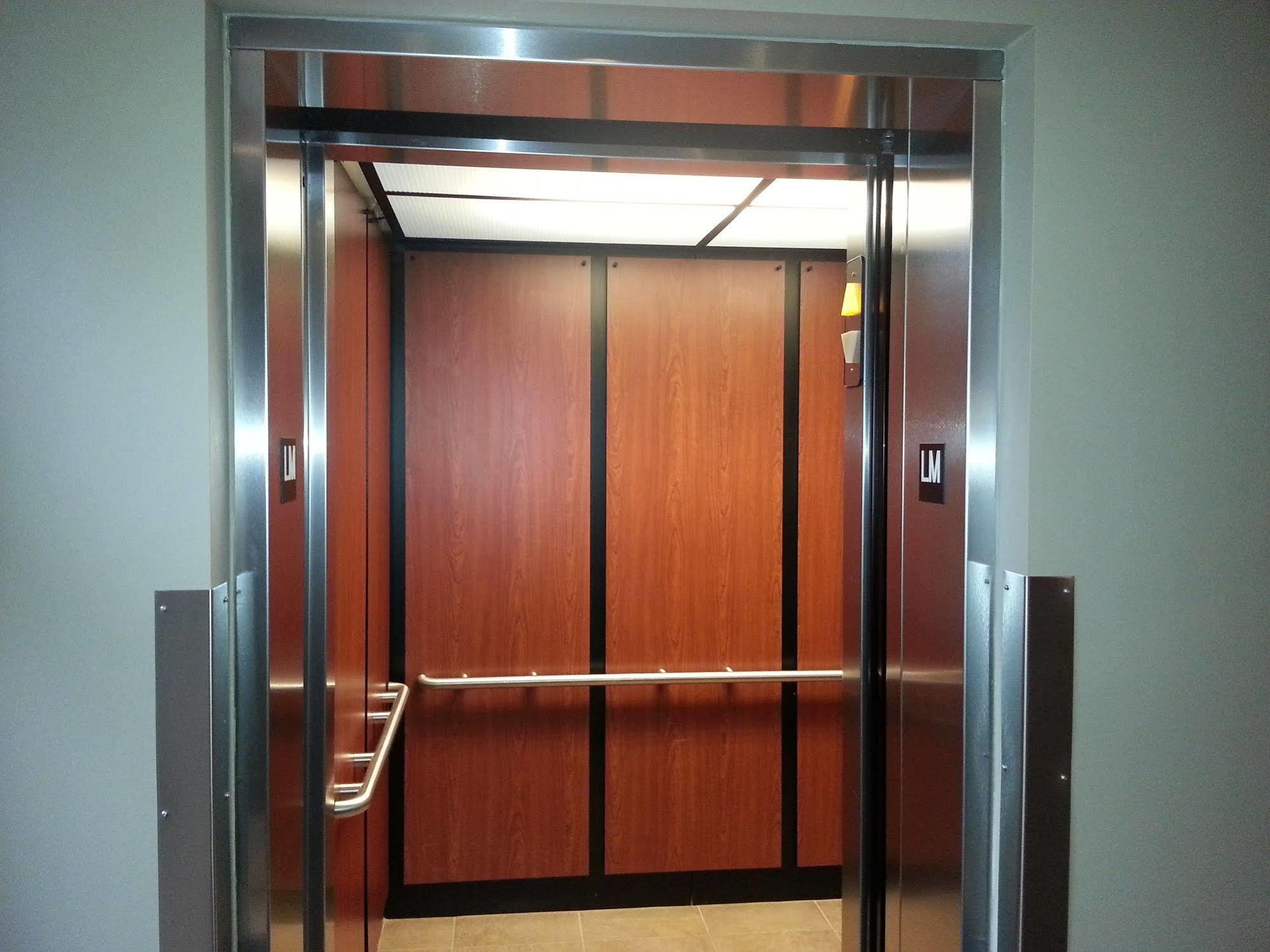 YYC Pinnacle Inn & Suites Aspen מראה חיצוני תמונה