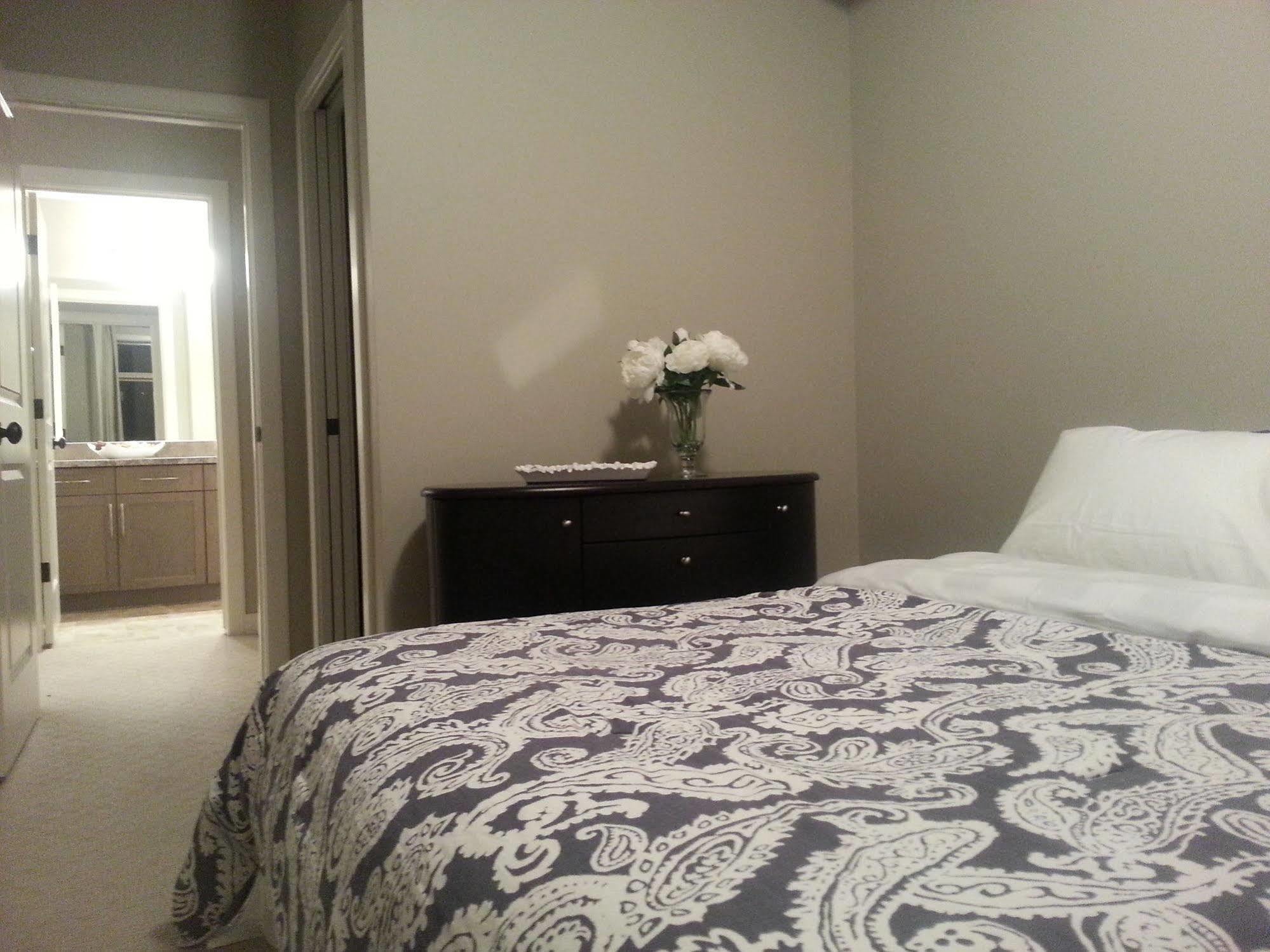 YYC Pinnacle Inn & Suites Aspen מראה חיצוני תמונה