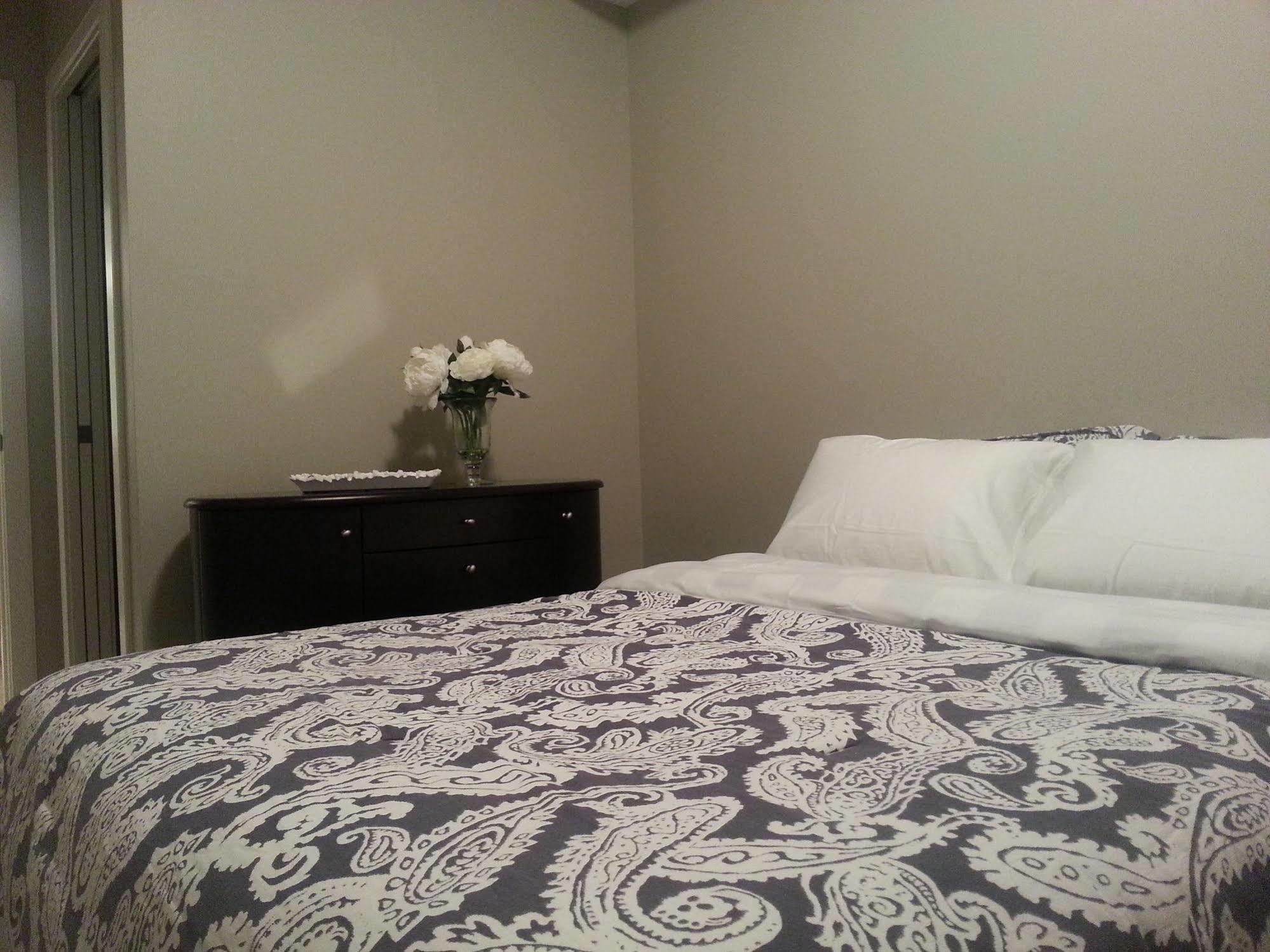 YYC Pinnacle Inn & Suites Aspen מראה חיצוני תמונה